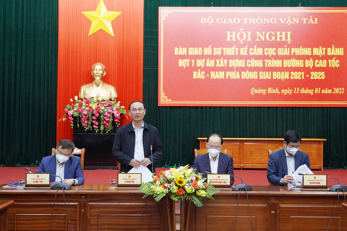 Bàn giao hồ sơ giải phóng mặt bằng đợt 1 dự án cao tốc Bắc Nam đoạn Hà Tĩnh - Quảng Trị