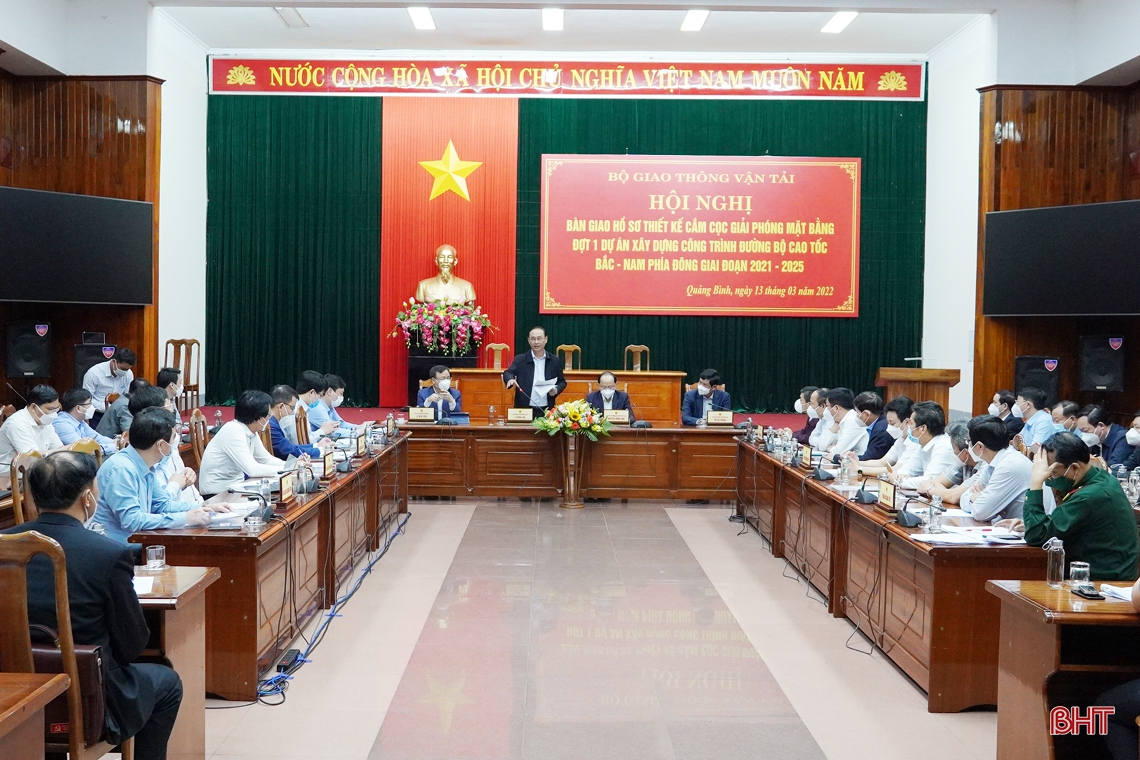 Bàn giao hồ sơ giải phóng mặt bằng đợt 1 dự án cao tốc Bắc Nam đoạn Hà Tĩnh - Quảng Trị