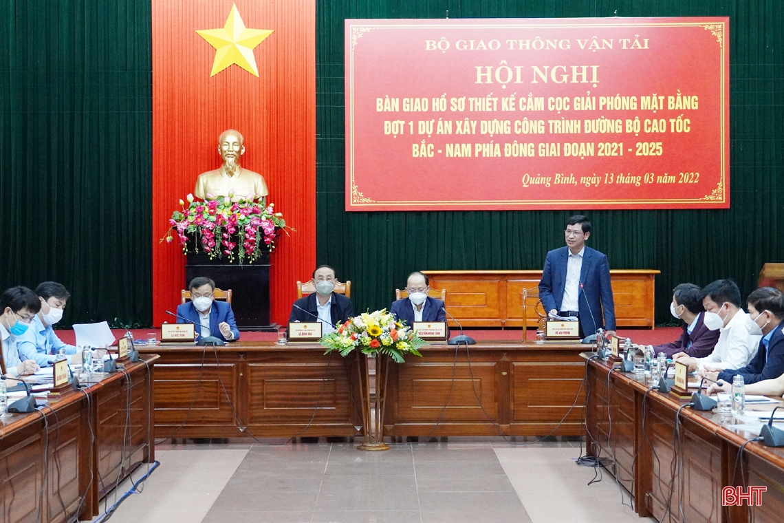 Bàn giao hồ sơ giải phóng mặt bằng đợt 1 dự án cao tốc Bắc Nam đoạn Hà Tĩnh - Quảng Trị