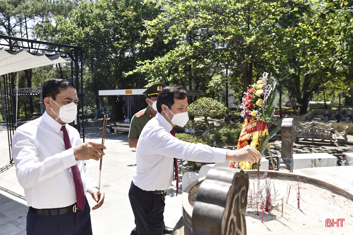 Lãnh đạo tỉnh Hà Tĩnh tri ân các anh hùng, liệt sỹ tại nghĩa trang quốc gia Trường Sơn, Đường 9