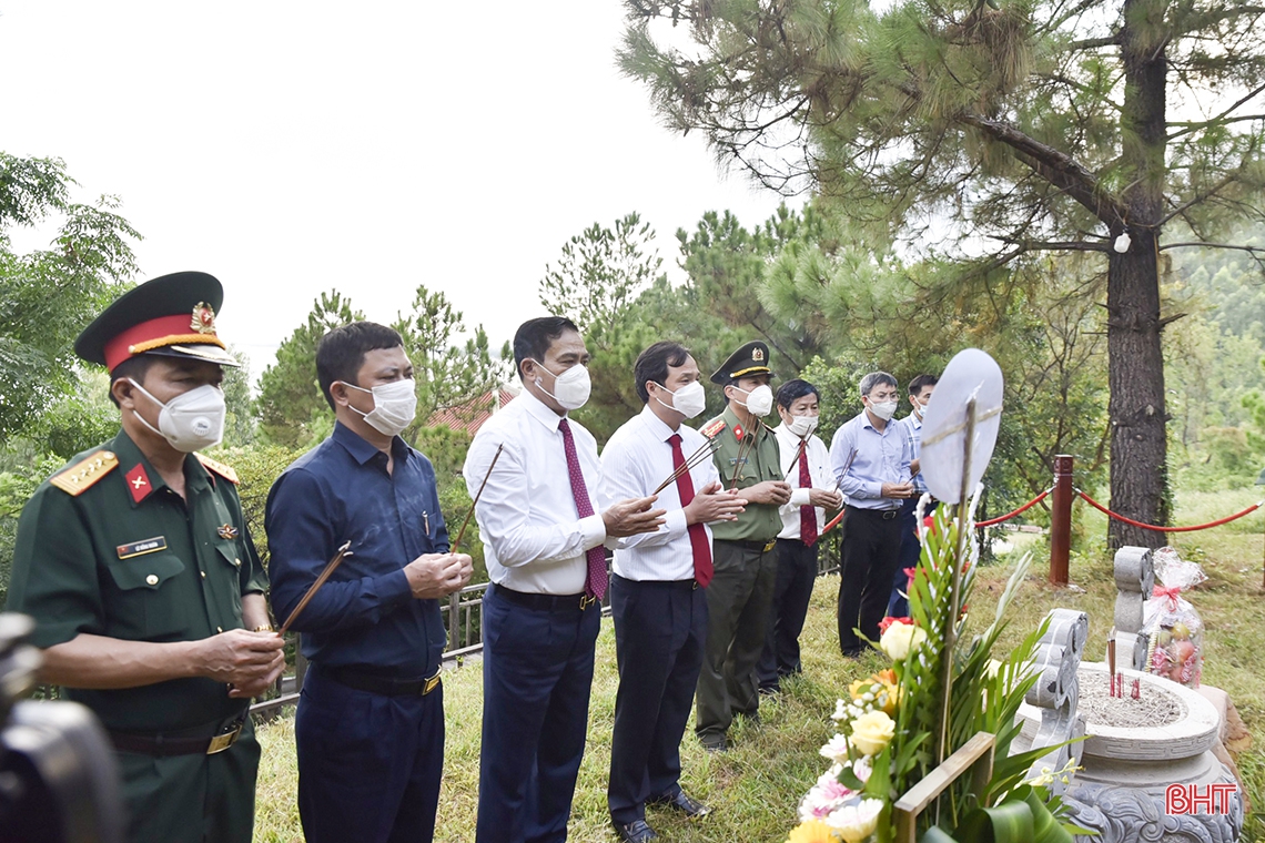 Lãnh đạo tỉnh Hà Tĩnh tri ân các anh hùng, liệt sỹ tại nghĩa trang quốc gia Trường Sơn, Đường 9