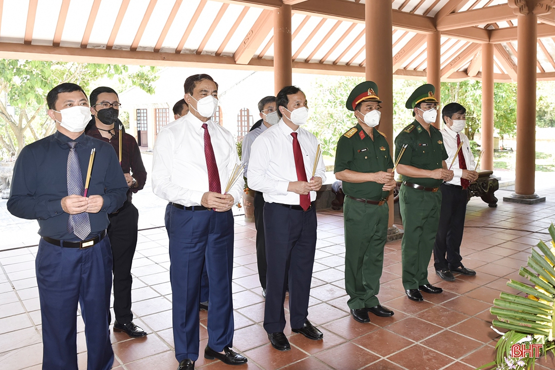 Lãnh đạo tỉnh Hà Tĩnh tri ân các anh hùng, liệt sỹ tại nghĩa trang quốc gia Trường Sơn, Đường 9