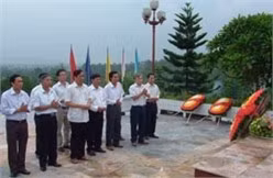 Thắp hương tưởng niệm tại Nghĩa trang Liệt sĩ núi Nầm...