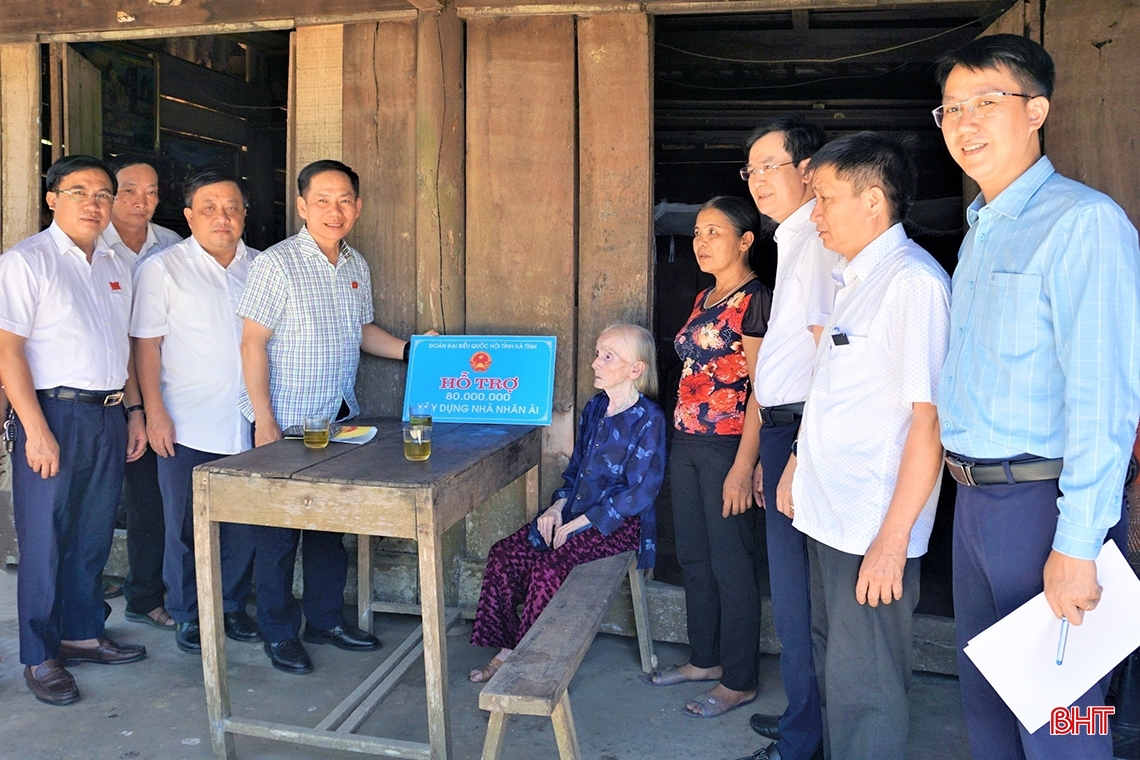 Tỉnh Vĩnh Phúc trao ủng hộ Hà Tĩnh 1 tỷ đồng xây dựng nhà nhân ái