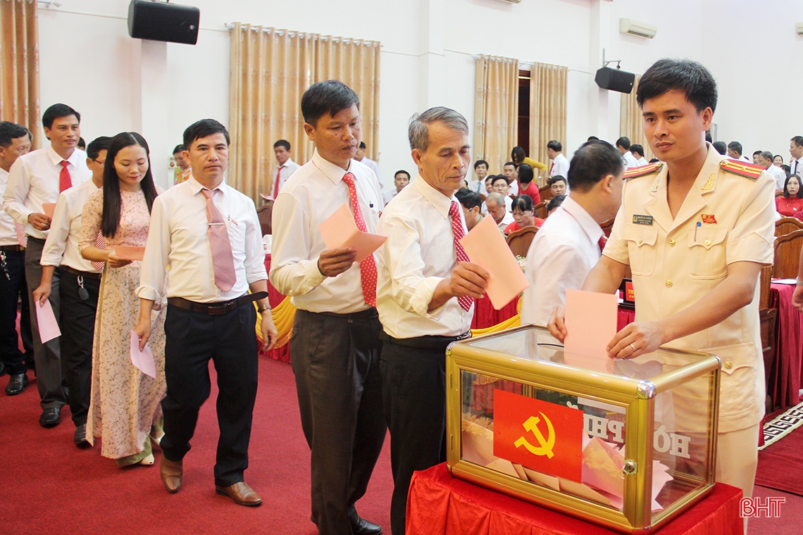 Bầu 39 đồng chí vào Ban chấp hành Đảng bộ huyện Hương Sơn nhiệm kỳ 2020 - 2025