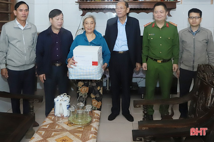 Đoàn thăm hỏi, tặng quà bà Lê Thị Hòa.