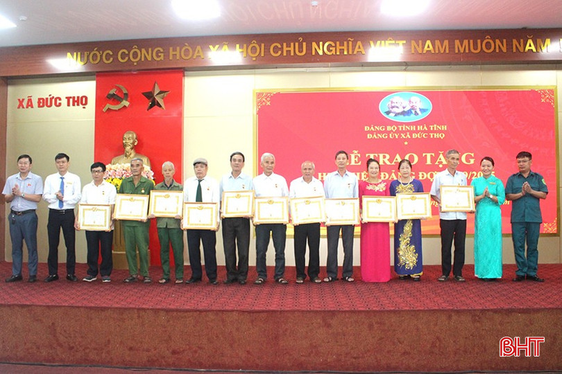 Lãnh đạo xã Đức Thọ trao huy hiệu 50 năm tuổi Đảng cho các đảng viên.