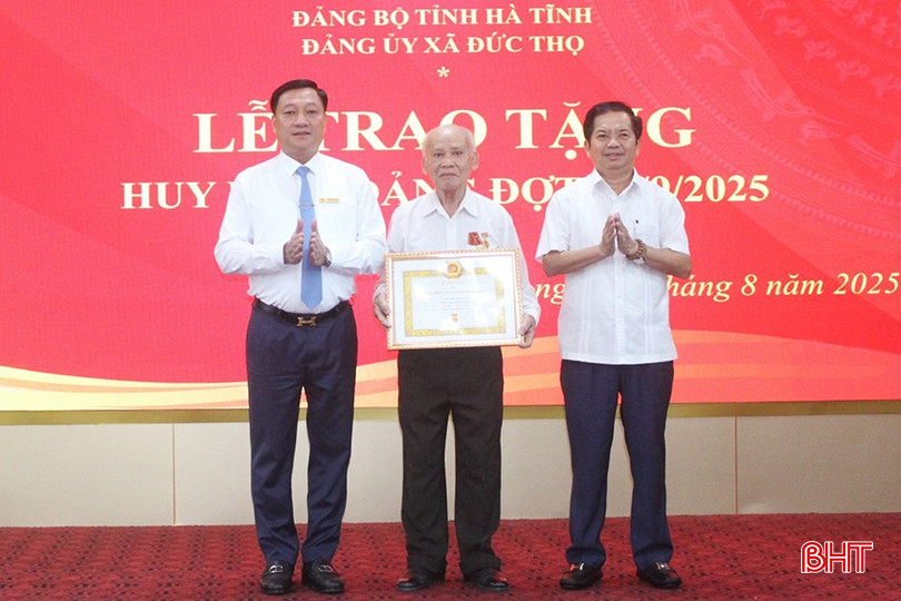 Phó trưởng Ban Thường trực Ban Tuyên giáo và Dân vận Tỉnh ủy Bùi Nhân Sâm trao Huy hiệu 65 năm tuổi Đảng cho đồng chí Nguyễn Trọng Việt - Chi bộ 5.