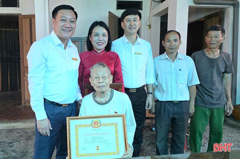Với 21 đồng chí tuổi cao, sức yếu không thể nhận Huy hiệu Đảng tại hội trường, xã Đức Thọ đã tổ chức trao trực tiếp tại gia đình. (Trong ảnh: Lãnh đạo xã Đức Thọ trao Huy hiệu 70 năm tuổi Đảng cho đồng chí Trịnh Văn Đăng - Chi bộ thôn Châu Trinh).