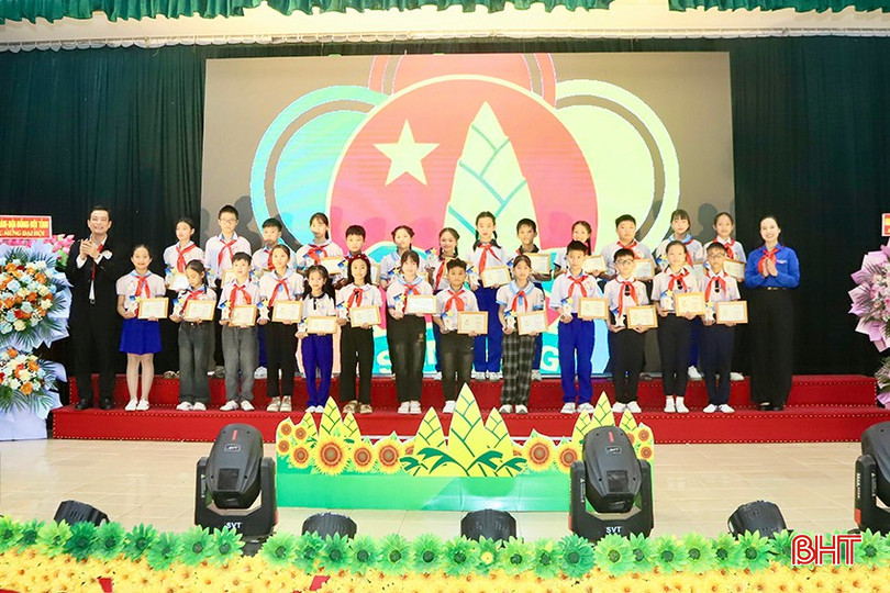 Lãnh đạo Tỉnh Đoàn, BTV Huyện uỷ Đức Thọ chụp ảnh lưu niệm cùng các đội viên xuất sắc.