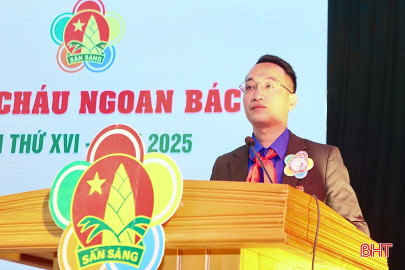 Bí thư Huyện đoàn - Chủ tịch Hội đồng Đội huyện Nguyễn Tuấn Anh báo cáo kết quả thiếu nhi Đức Thọ thực hiện phong trào "Thiếu nhi Việt Nam thi đua làm theo 5 điều Bác Hồ dạy".