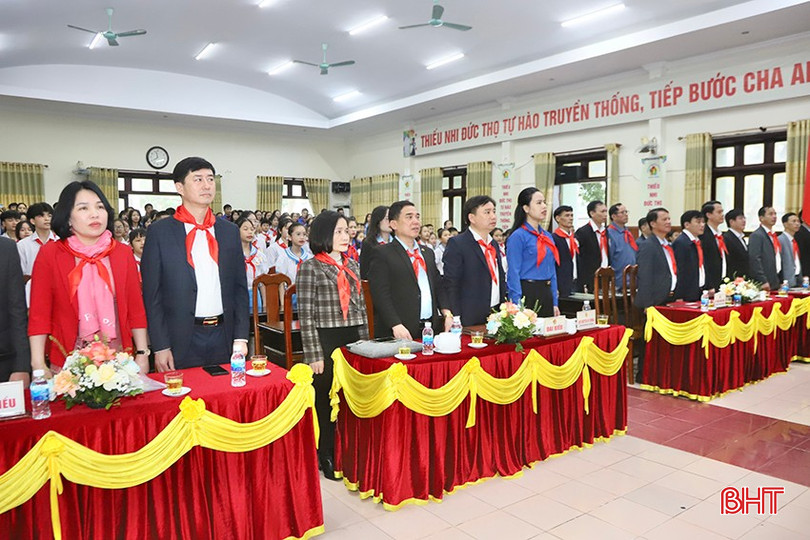 Các đại biểu tham dự lễ chào cờ.
