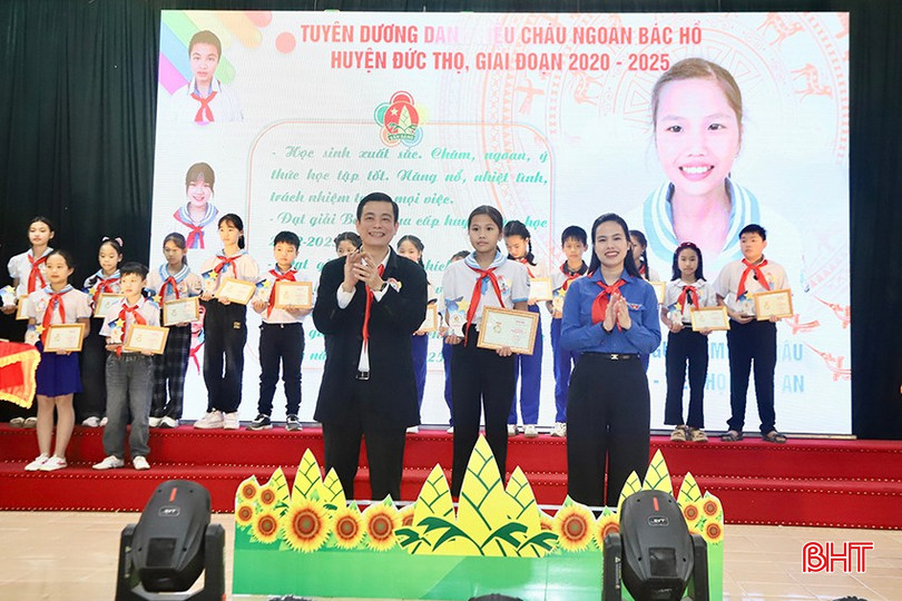 Bí thư Tỉnh đoàn Nguyễn Ny Hương và Bí thư Huyện uỷ Đức Thọ Nguyễn Thành Đồng trao biểu trưng, giấy chứng nhận Cháu ngoan Bác Hồ cho đội viên có thành tích xuất sắc.