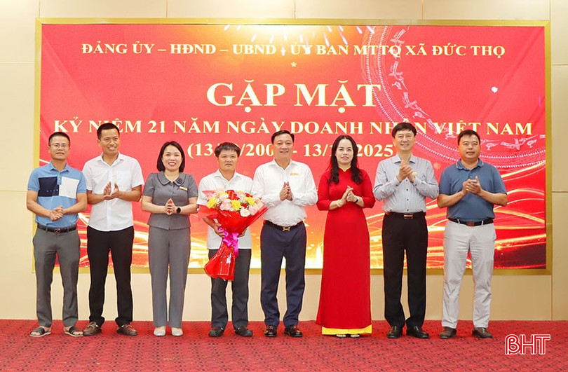Lãnh đạo xã Đức Thọ tặng hoa chúc mừng đại diện cộng đồng doanh nghiệp, doanh nhân.