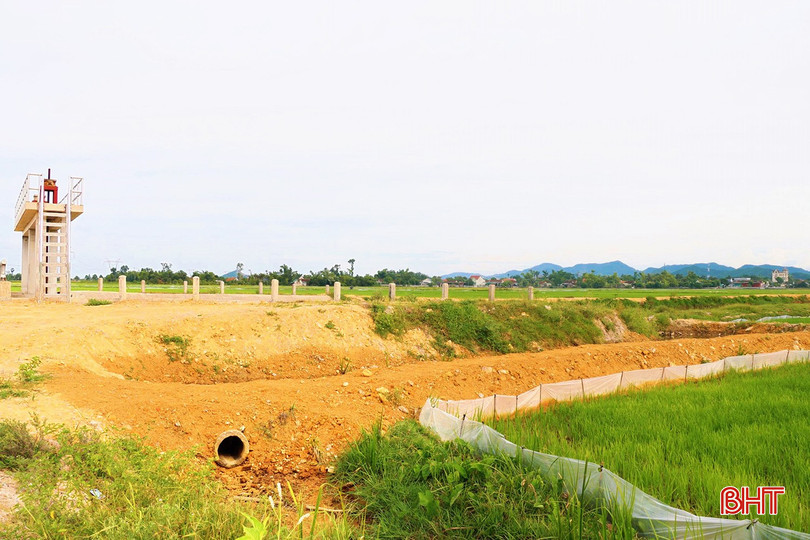 Cống T21 nằm trên cánh đồng thuộc thôn Tân Xuyên và thôn Tân Mỹ (xã Đức Thọ), được đầu tư xây dựng từ năm 2025 nhằm dẫn nước từ kênh Ngàn Trươi phục vụ tưới tiêu cho hơn 100 ha lúa của các địa phương thuộc huyện Đức Thọ và huyện Can Lộc (cũ). Tuy nhiên, sau thời gian đưa vào khai thác, hệ thống công trình chưa được đầu tư đồng bộ, thiếu hạng mục dẫn và phân phối nước từ cống vào nội đồng, khiến công trình chưa phát huy hết công năng theo mục tiêu thiết kế.