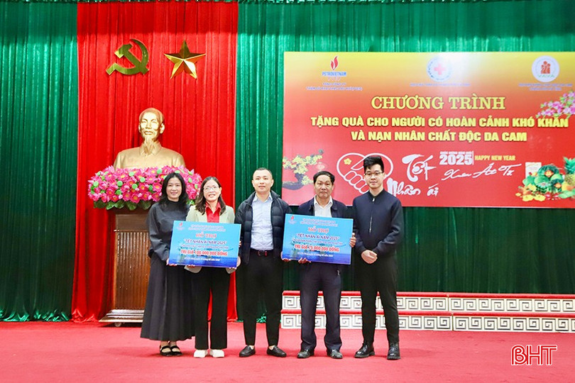 Với tinh thần san sẻ yêu thương với người có hoàn cảnh khó khăn và các nạn nhân CĐDC trên địa bàn thành phố Hà Tĩnh, Tổng Công ty Thăm dò khai thác dầu khí (PVEP) đã trao tặng 350 suất quà với tổng trị giá 175 triệu đồng. (Trong ảnh: Đại diện đơn vị tài trợ trao biểu trưng cho Hội Chữ thập đỏ thành phố và Hội Nạn nhân chất độc da cam thành phố)