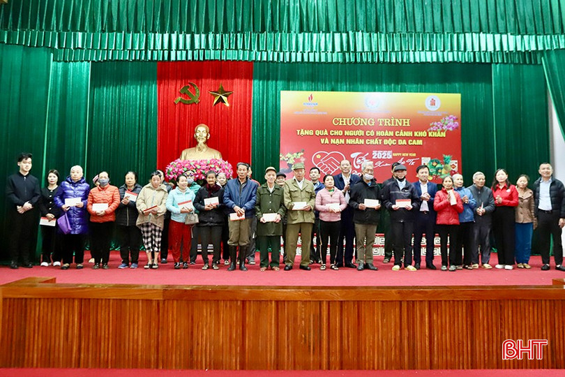 ... với lời hỏi thăm, động viên, chúc các gia đình đón Tết Nguyên đán Ất Tỵ 2025 vui vẻ, đầm ấm.