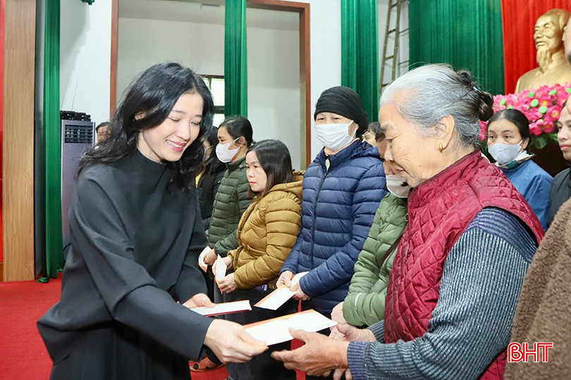 Mỗi suất quà trị giá 500.000 đồng được đại diện nhà tài trợ, lãnh đạo thành phố trực tiếp trao tận tay người dân...