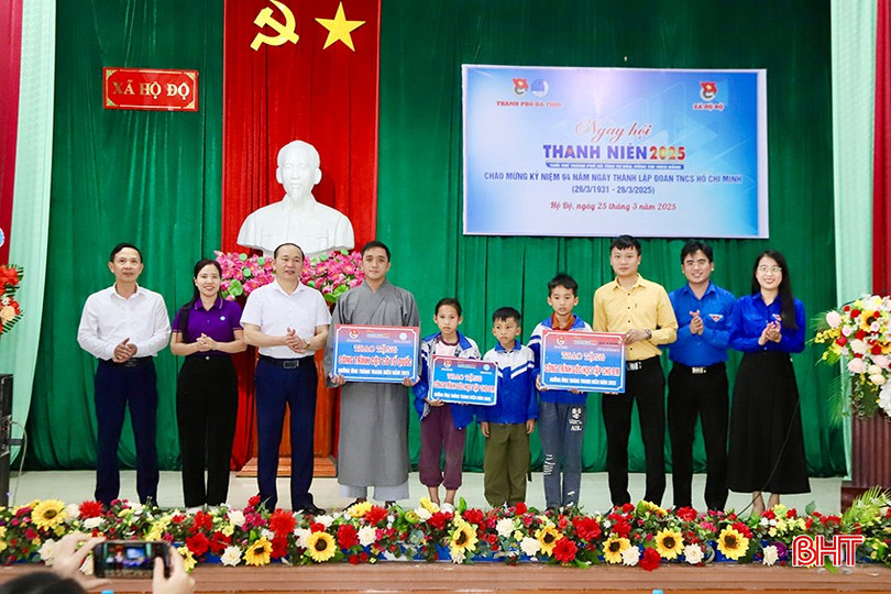 Nhân dịp này, nhằm đồng hành, chia sẻ cùng các bạn đoàn viên, thanh thiếu nhi tôn giáo gặp hoàn cảnh khó khăn trên địa bàn, Thành đoàn, Đoàn xã Hộ Độ đã kết nối với Phòng khám nha khoa Mai Hùng Group, Chi đoàn Ngân hàng TMCP Bắc Á - Chi nhánh Hà Tĩnh tặng các góc học tập cho em, hệ thống cột cờ chùa Phổ Độ...