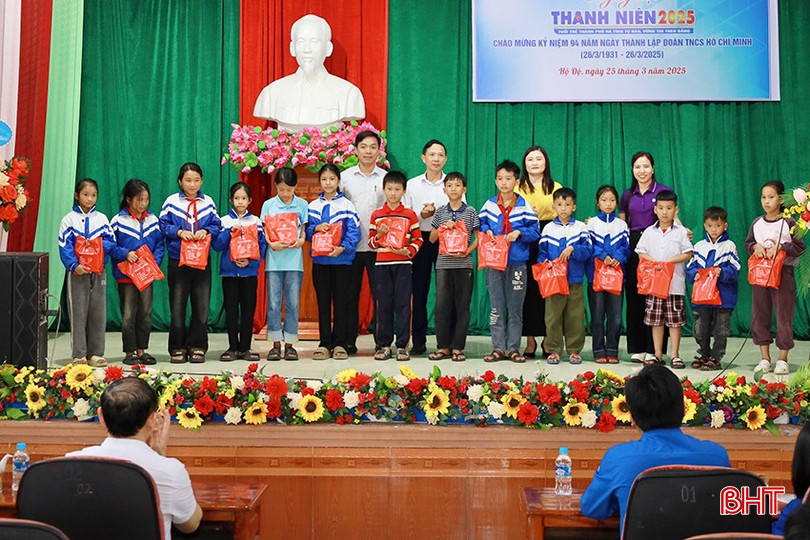 ... và dụng cụ cá nhân cho các em học sinh.