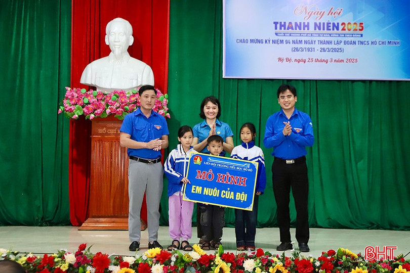 Chương trình cũng đã huy động các nguồn quỹ "Em nuôi của Đội" để tặng cho 3 em học sinh có hoàn cảnh khó khăn trên địa bàn xã Hộ Độ.