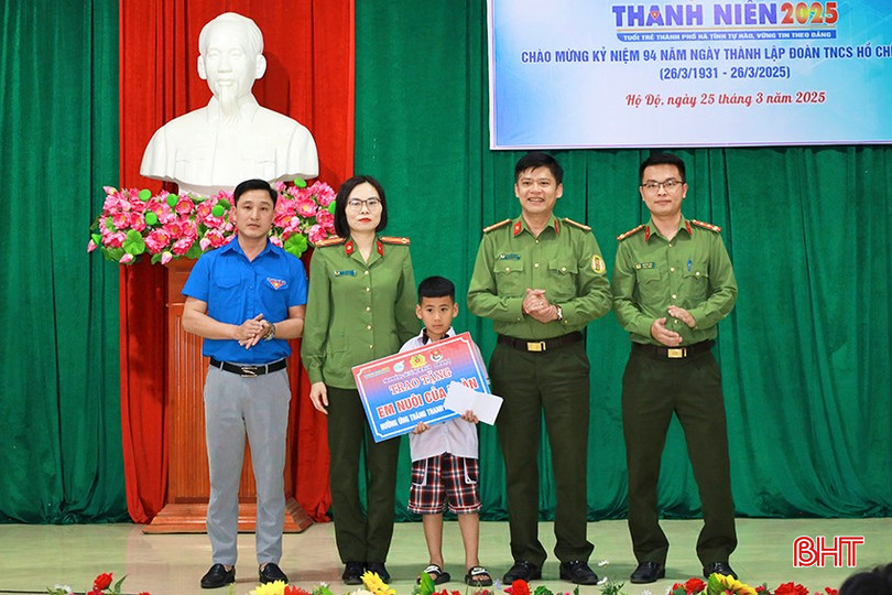 Bên cạnh đó, để phát huy vai trò phụ trách Đội Thiếu niên Tiền phong Hồ Chí Minh, chia sẻ cùng các học sinh khó khăn, Đoàn xã Hộ Độ kết nối nguồn lực với Chi đoàn, Chi hội Phụ nữ Phòng An ninh đối ngoại – Quản lý xuất nhập cảnh tỉnh thực hiện mô hình “Em nuôi của Đoàn” cho em Phan Minh Tâm, học sinh lớp 2C, Trường Tiểu học xã Hộ Độ.