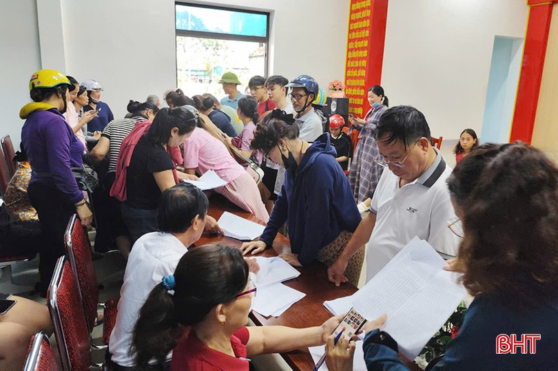 Chiều 31/8, các thôn trên địa bàn xã Đức Minh triển khai chi trả trực tiếp quà Quốc khánh 2/9 của Chính phủ đến tay người dân.