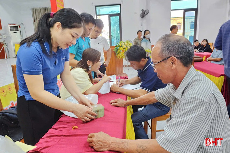 Theo thống kê của UBND xã Đức Minh, địa phương có 18.700 nhân khẩu, với mức quà tặng 100.000 đồng/người, đơn vị sẽ chi trả số tiền 1.870.000.000 đồng.
