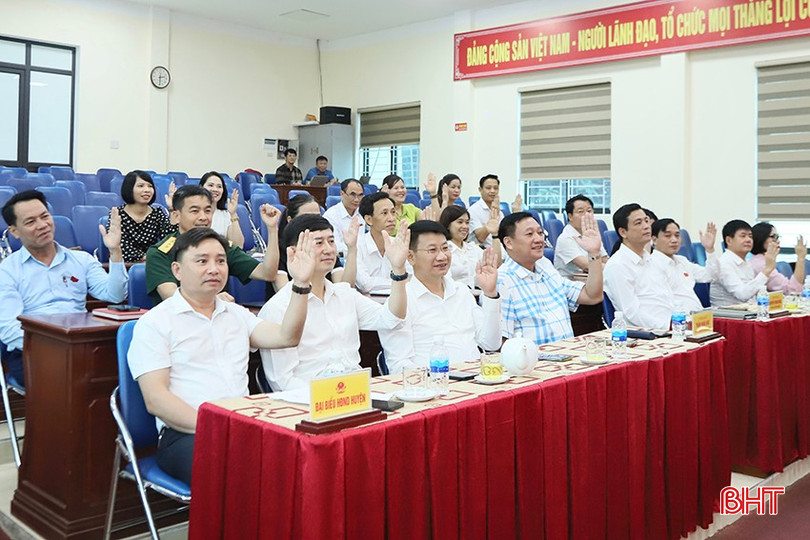 Đại biểu HĐND huyện Đức Thọ biểu quyết tán thành chủ trương sắp xếp ĐVHC cấp xã trên địa bàn.