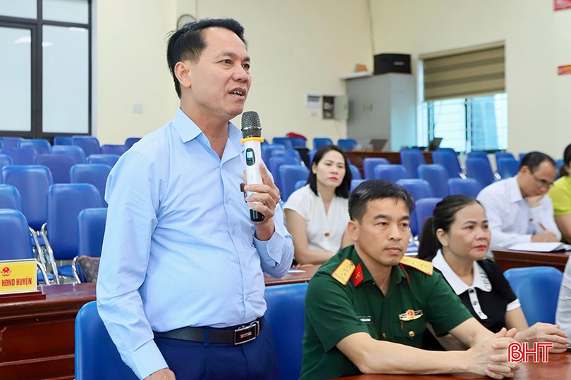 Các đại biểu thảo luận về phương án sắp xếp ĐVHC cấp xã trên địa bàn huyện Đức Thọ.