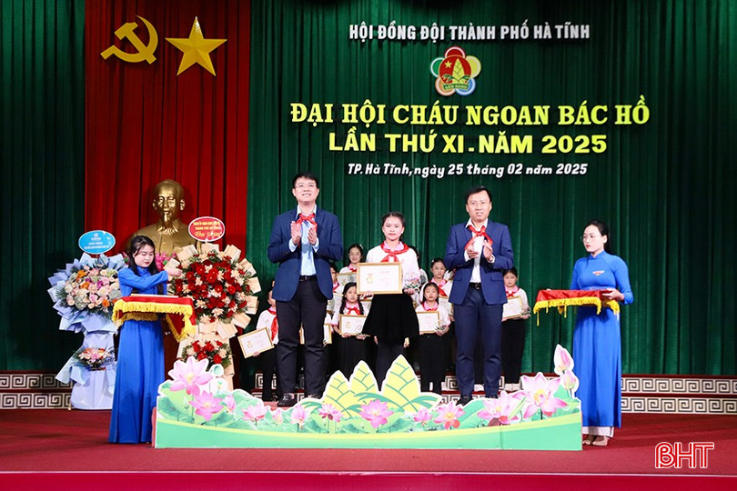 Đại diện lãnh đạo Tỉnh đoàn, lãnh thành phố trao biểu trưng và giấy chứng nhận Cháu ngoan Bác Hồ cho các đội viên có thành tích xuất sắc.