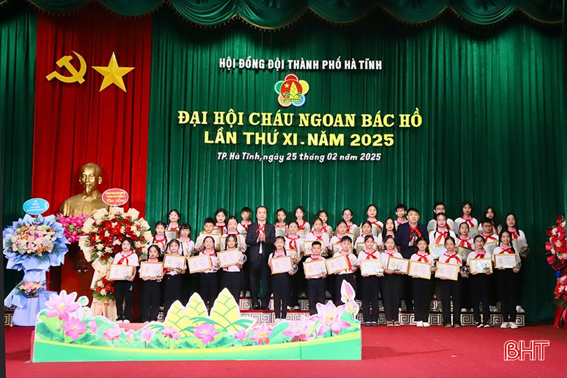 Các đại biểu cháu ngoan Bác Hồ chụp ảnh lưu niệm cùng lãnh đạo thành phố Hà Tĩnh.