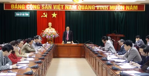 Bí thư Tỉnh uỷ Nguyễn Thanh Bình: Năm 2012, tình hình kinh tế trong nước cũng như thế giới sẽ còn khó khăn, ảnh hưởng đến tình hình phát triển KTXH chung của tỉnh vì vậy cấp uỷ, chính quyền các cấp, các tổ chức đoàn thể, chính trị xã hội cần nỗ lực hơn nữa để hoàn thành các mục tiêu, nhiệm vụ.