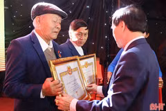 Trao tặng, truy tặng huy hiệu Đảng cho 1.761 đảng viên Hà Tĩnh 