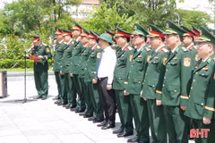 Đoàn đại biểu Đảng bộ Quân sự tỉnh dâng hương, báo công với Chủ tịch Hồ Chí Minh