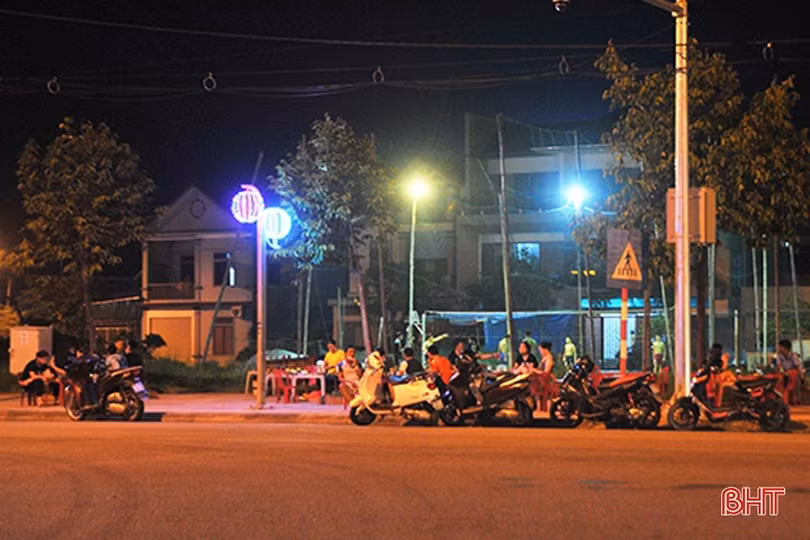 Nhiều quán hàng “quên” đóng cửa sau 21h đêm ở TP Hà Tĩnh