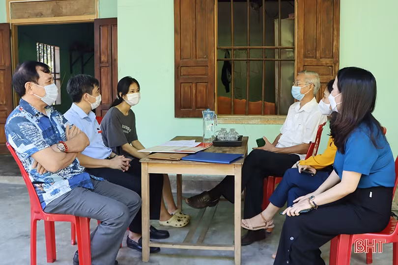 Báo Hà Tĩnh đỡ đầu học sinh mồ côi học giỏi ở Cẩm Xuyên vào đại học