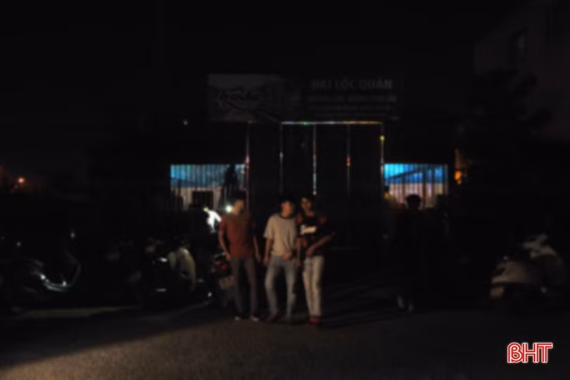 Nhiều quán hàng “quên” đóng cửa sau 21h đêm ở TP Hà Tĩnh
