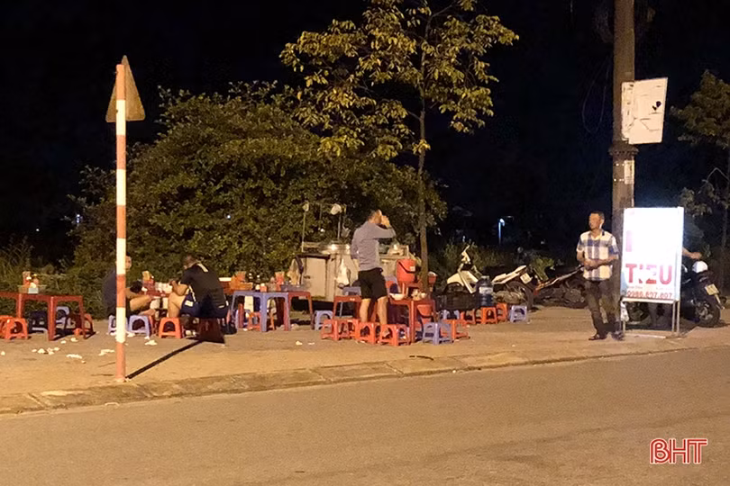 Nhiều quán hàng “quên” đóng cửa sau 21h đêm ở TP Hà Tĩnh