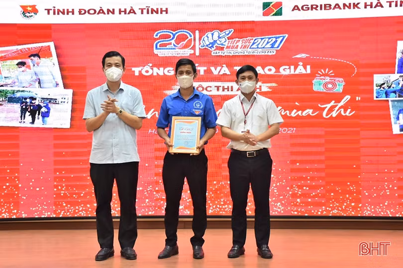Trao giải cuộc thi ảnh “Khoảnh khắc đẹp mùa thi” Hà Tĩnh năm 2021