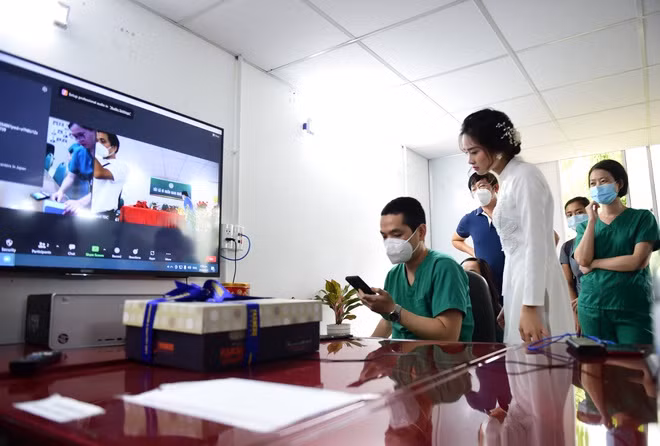 Đám cưới online của nữ điều dưỡng Hà Nội tại bệnh viện dã chiến ở TP Hồ Chí Minh