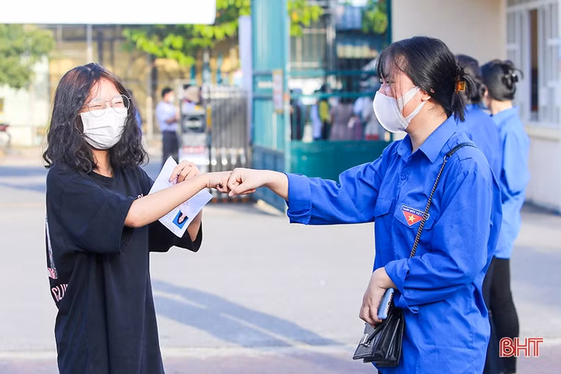 Trao giải cuộc thi ảnh “Khoảnh khắc đẹp mùa thi” Hà Tĩnh năm 2021