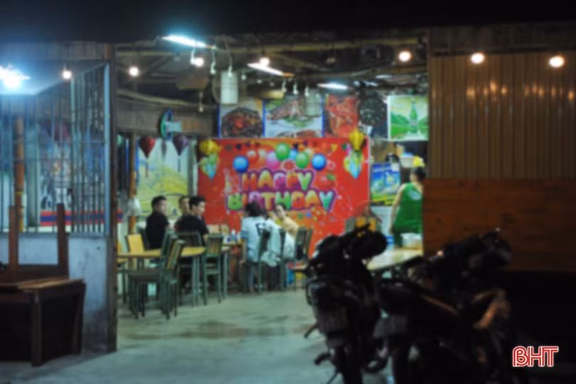 Nhiều quán hàng “quên” đóng cửa sau 21h đêm ở TP Hà Tĩnh