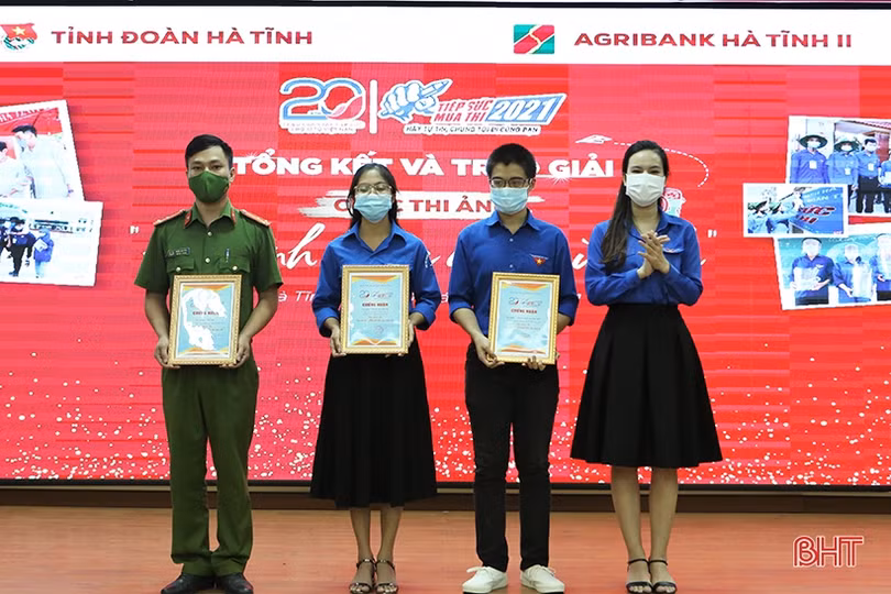 Trao giải cuộc thi ảnh “Khoảnh khắc đẹp mùa thi” Hà Tĩnh năm 2021