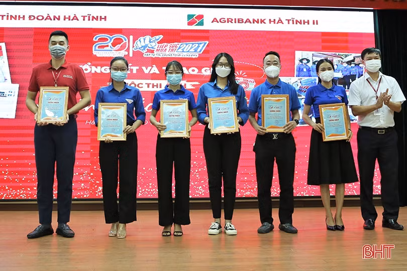 Trao giải cuộc thi ảnh “Khoảnh khắc đẹp mùa thi” Hà Tĩnh năm 2021