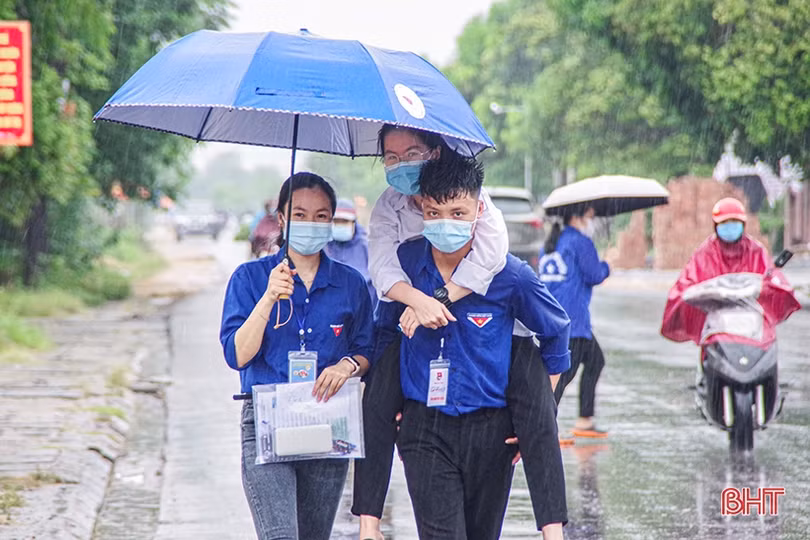 Trao giải cuộc thi ảnh “Khoảnh khắc đẹp mùa thi” Hà Tĩnh năm 2021