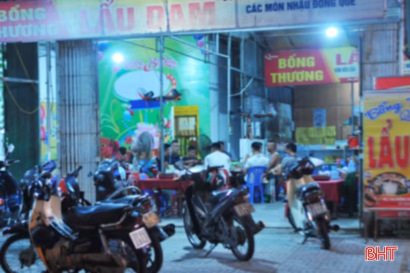 Nhiều quán hàng “quên” đóng cửa sau 21h đêm ở TP Hà Tĩnh