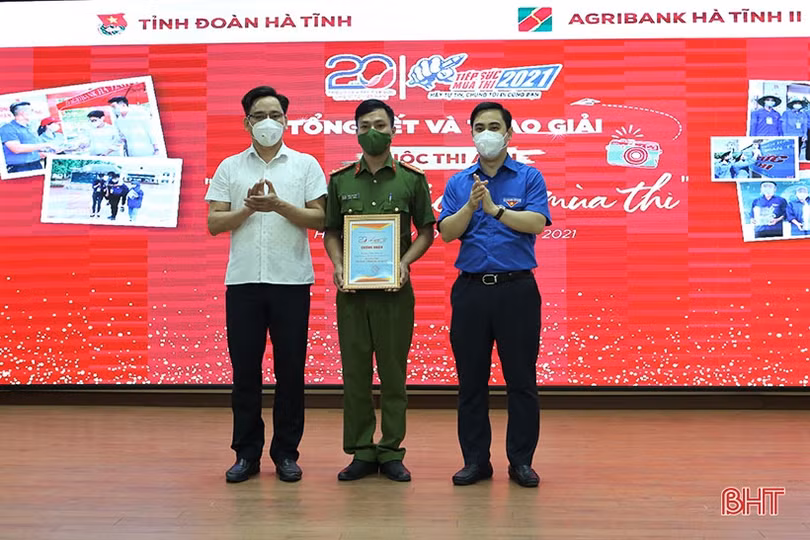 Trao giải cuộc thi ảnh “Khoảnh khắc đẹp mùa thi” Hà Tĩnh năm 2021