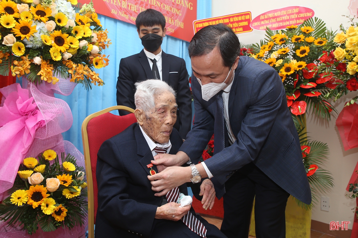 Trao Huy hiệu 75 năm tuổi Đảng cho đồng chí Nguyễn Tiến Chương - nguyên Bí thư Tỉnh ủy Hà Tĩnh