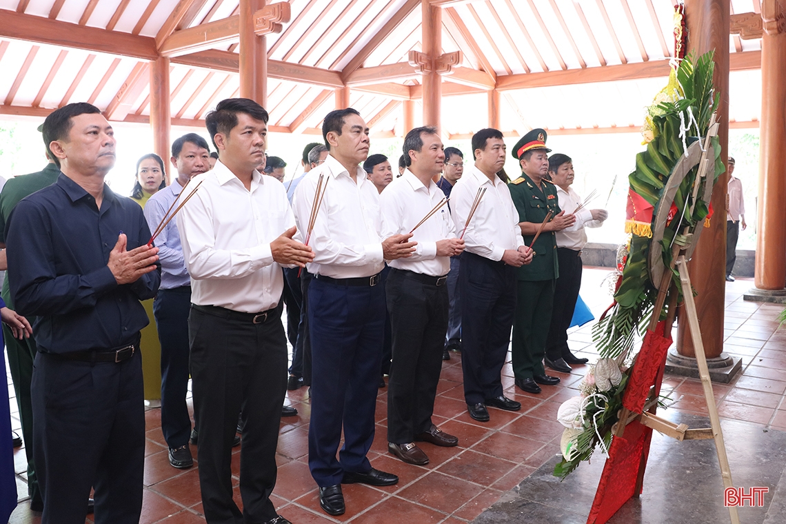 Lãnh đạo Hà Tĩnh dâng hương tại các nghĩa trang Trường Sơn, Đường 9